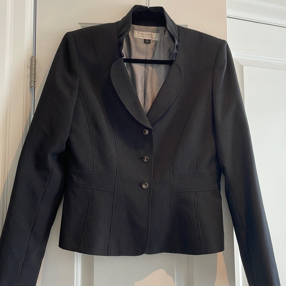 Gorgeous Tahari size 6 pinstriped black blazer